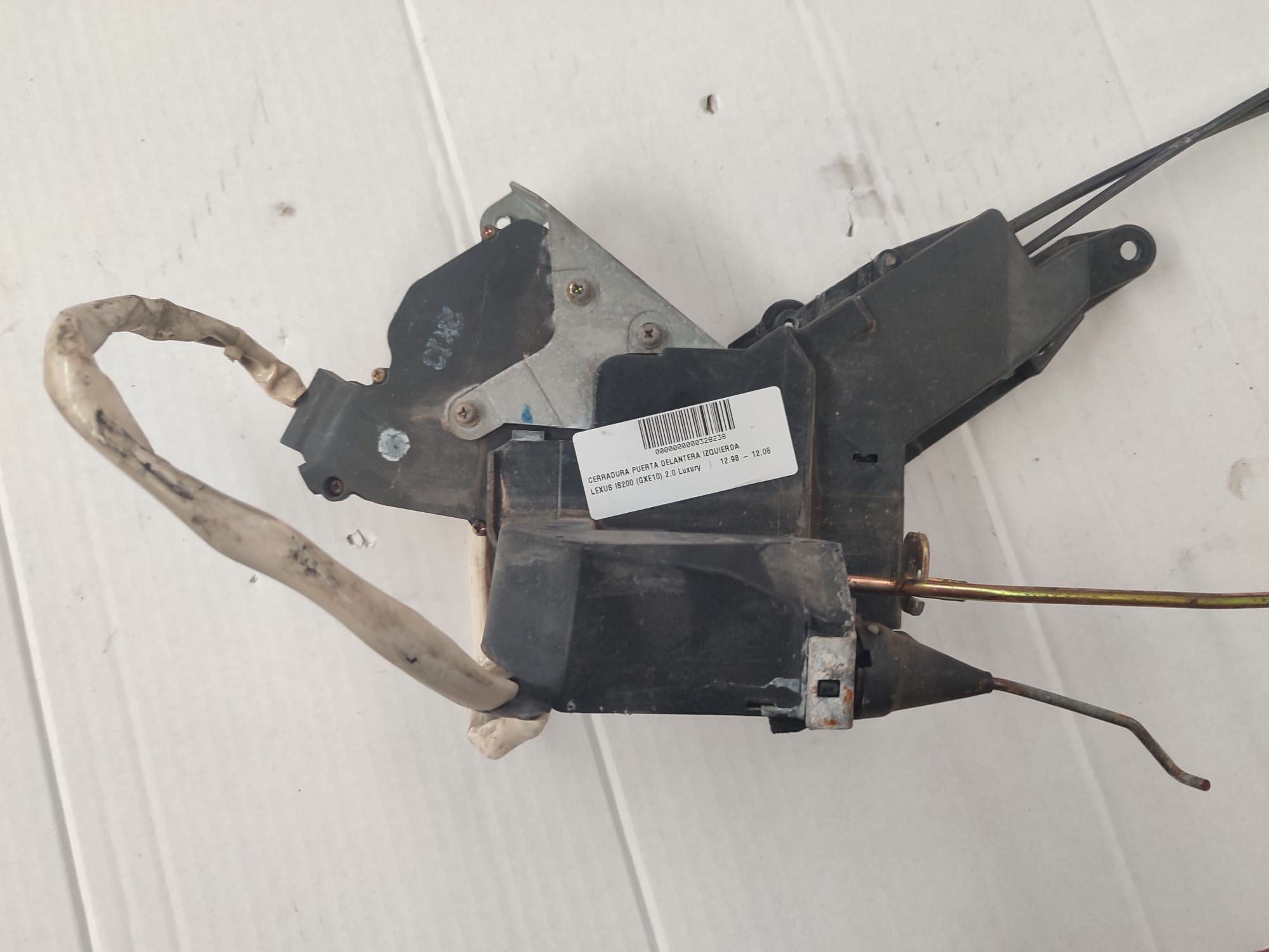 Serrure porte avant gauche LEXUS IS200 (GXE10)