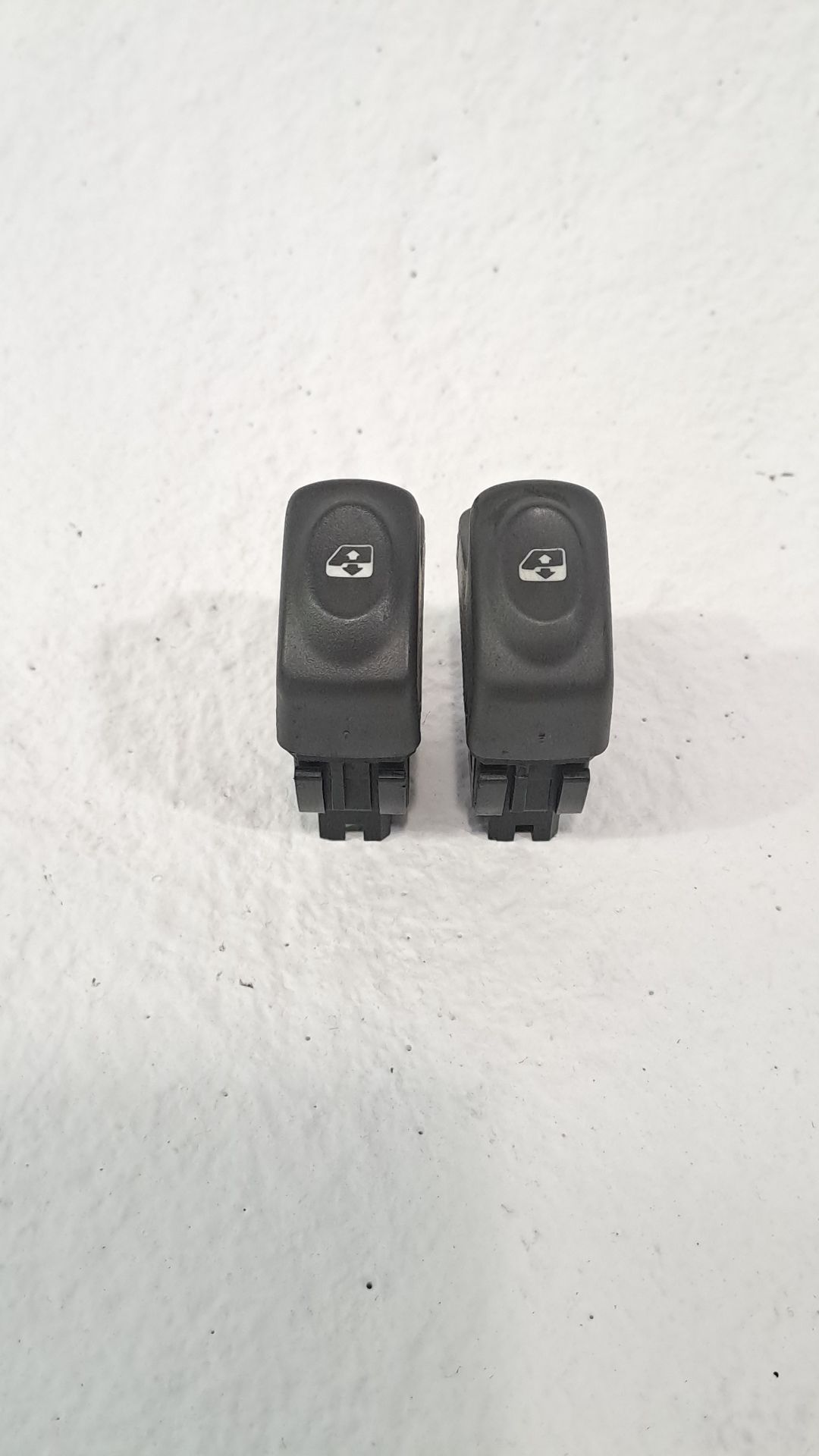 Commande lève-vitre avant gauche RENAULT MEGANE I FASE 2 GANDTOUR (KA..)