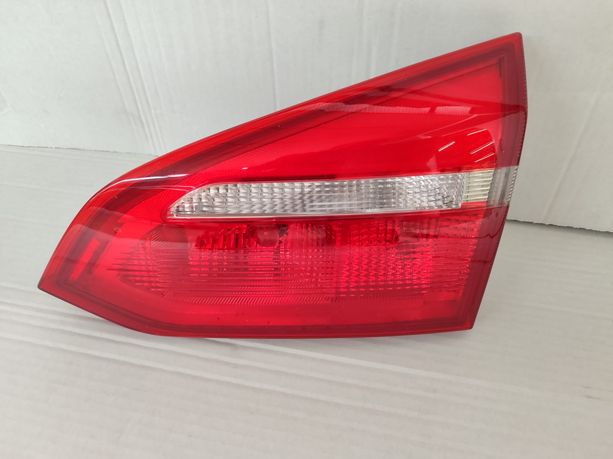 Feu arrière droit intérieur FORD FOCUS LIM. (CB8)