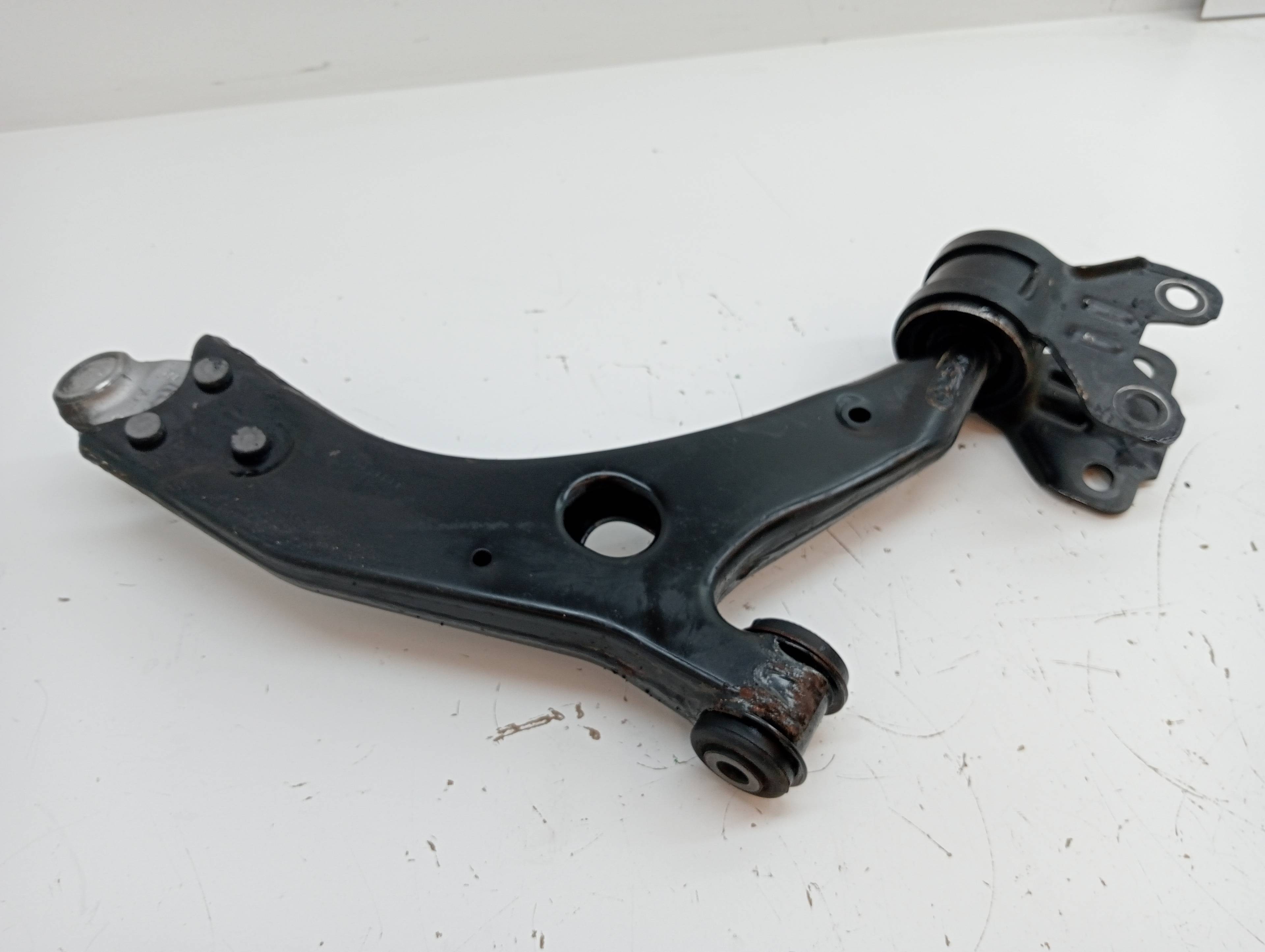 Front Left Lower Control Arm VOLVO V40