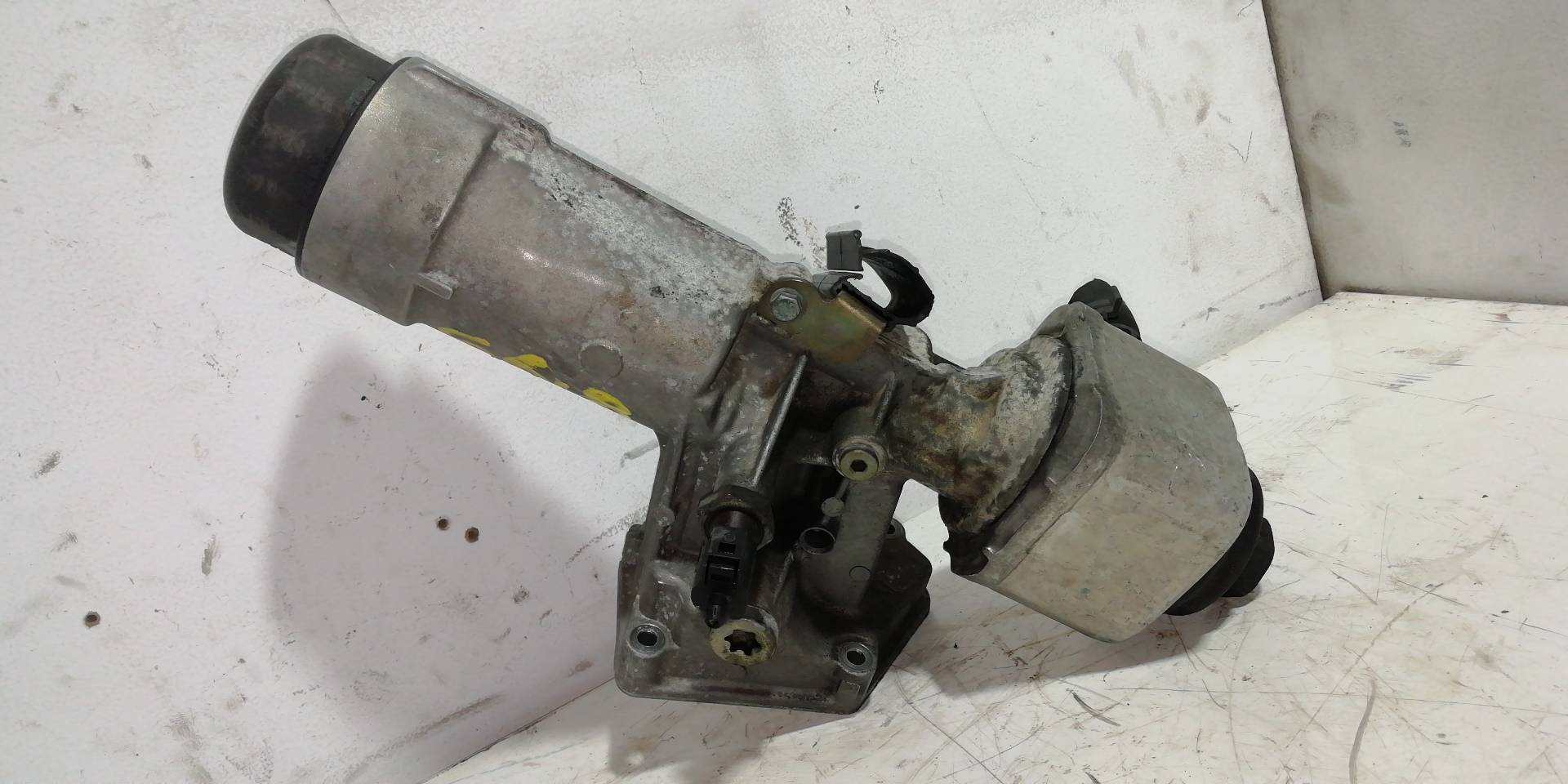 Oil filter bracket VOLKSWAGEN GOLF IV BERLINA (1J1)