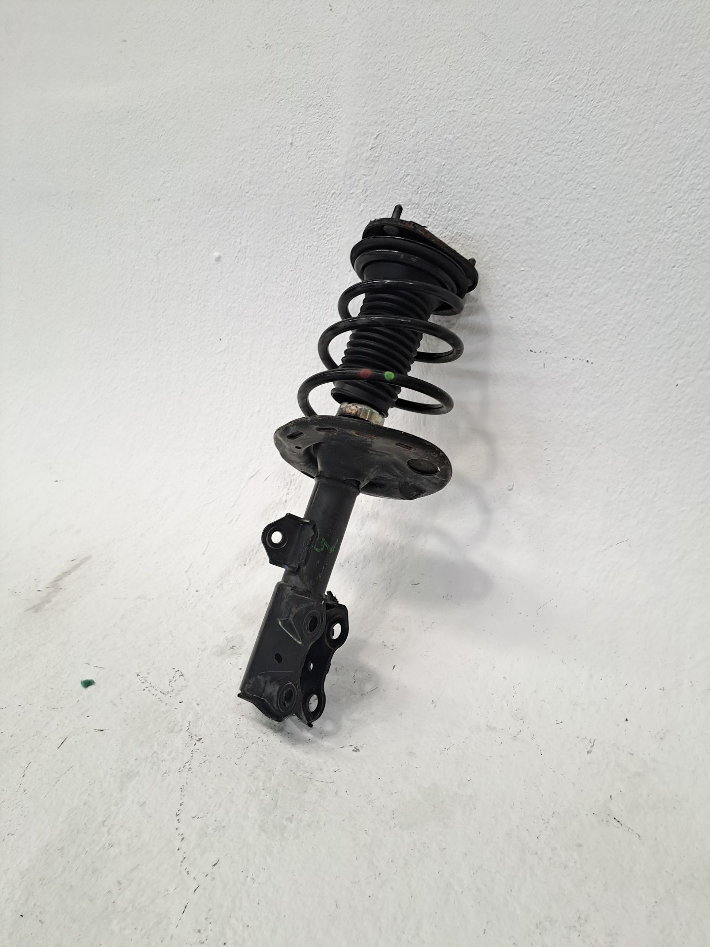 Stoßdämpfer vorne links TOYOTA AVENSIS SEDÁN (_T27_)