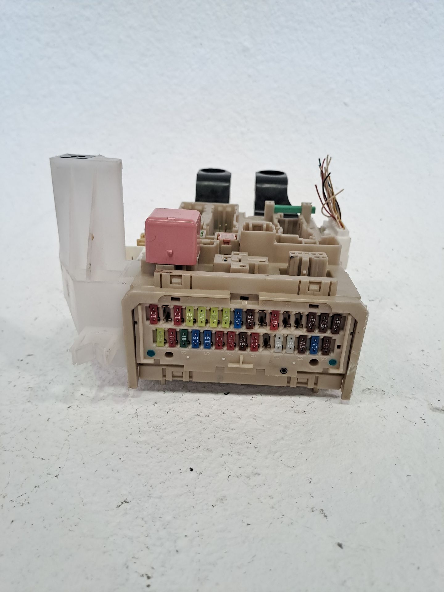 Fuse Box TOYOTA AVENSIS SEDÁN (_T27_)