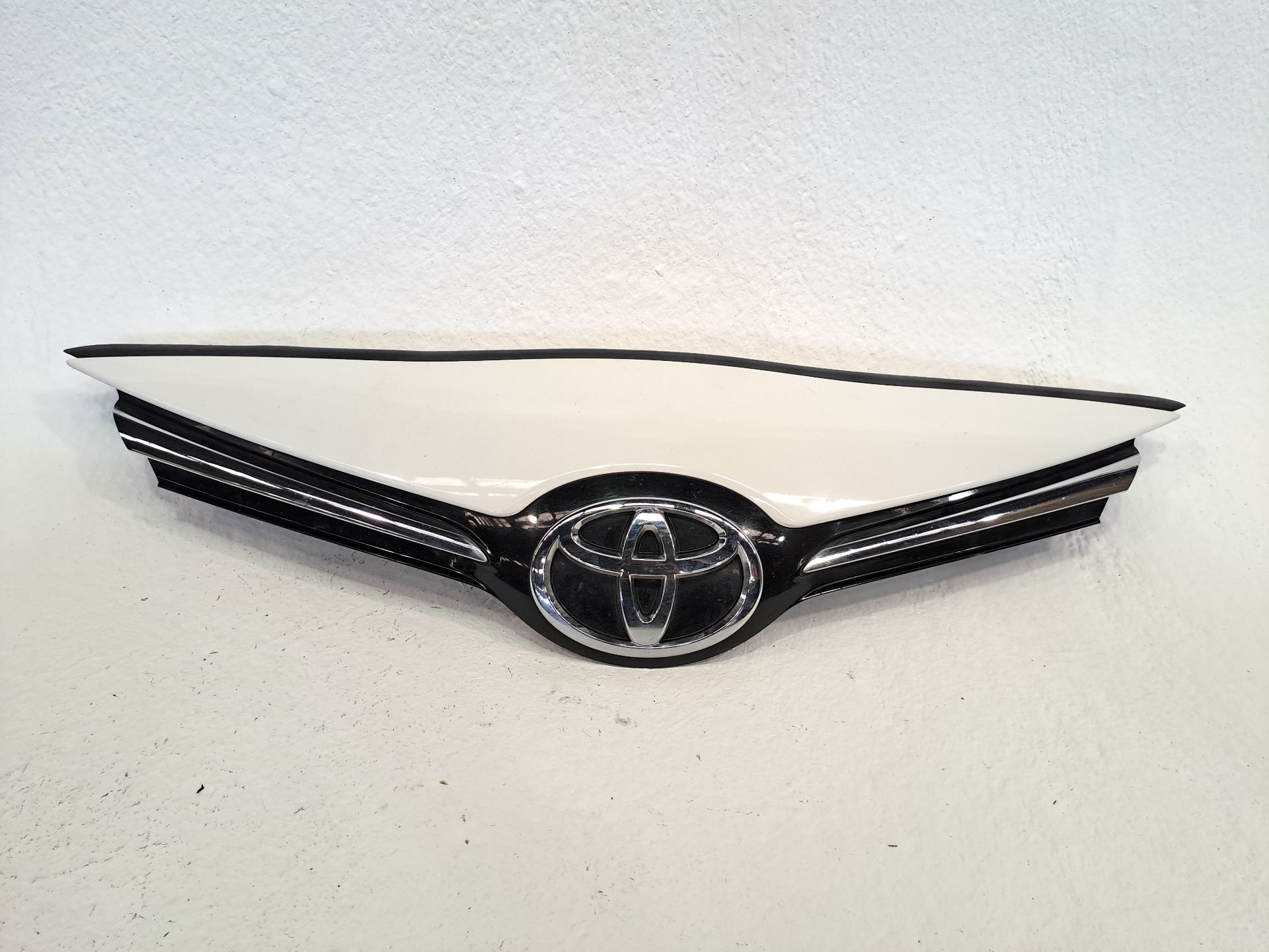 Front Grille TOYOTA AVENSIS SEDÁN (_T27_)