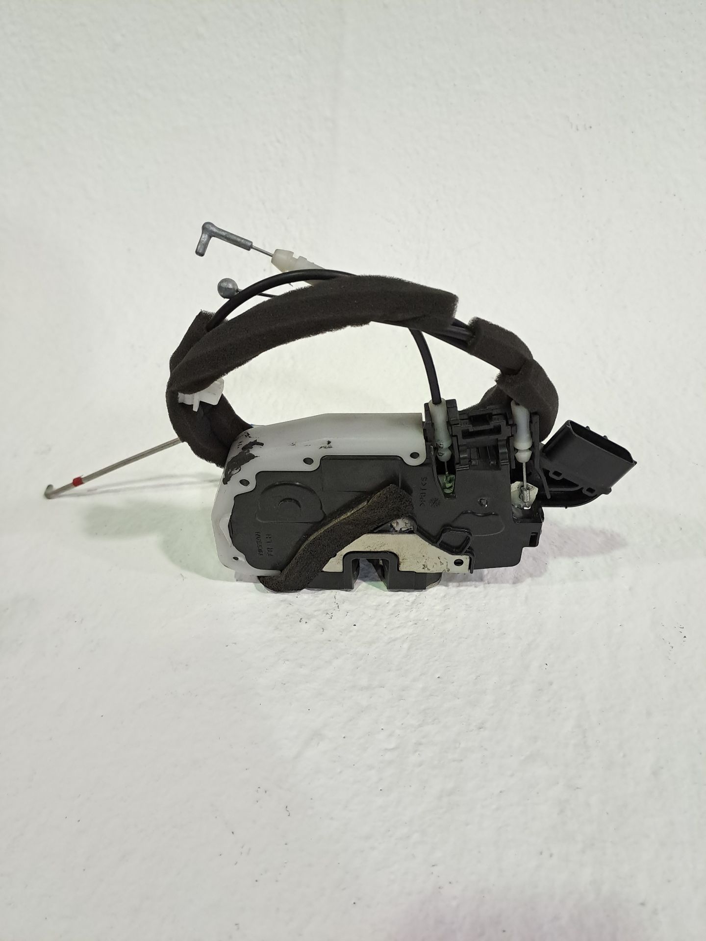Fechadura da porta dianteira esquerda NISSAN MICRA (K13)