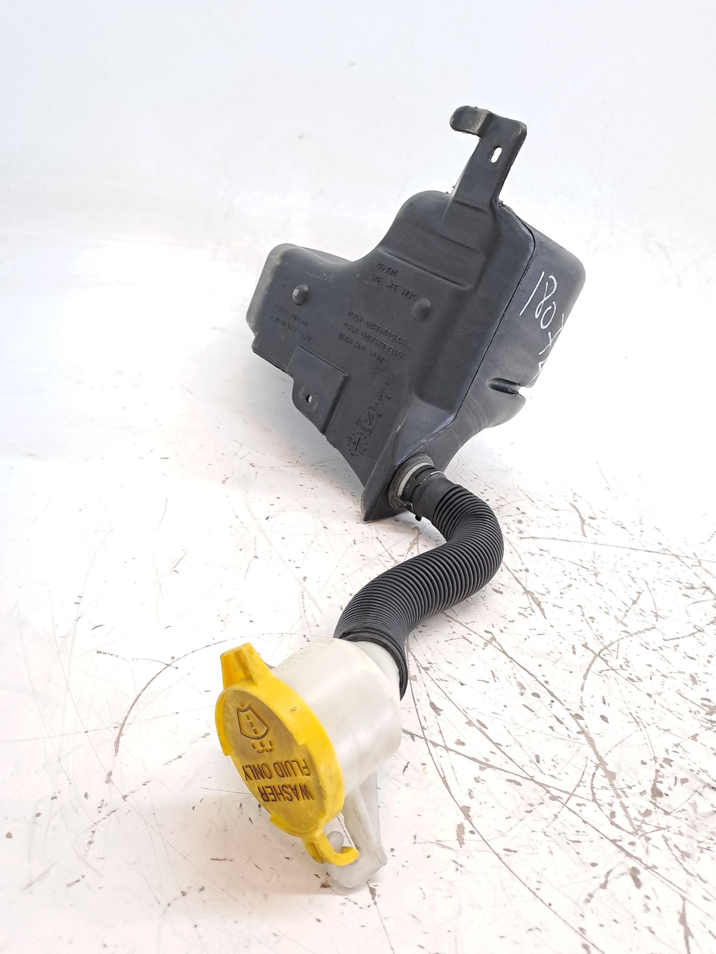Washer fluid reservoir CHRYSLER VOYAGER (RG)
