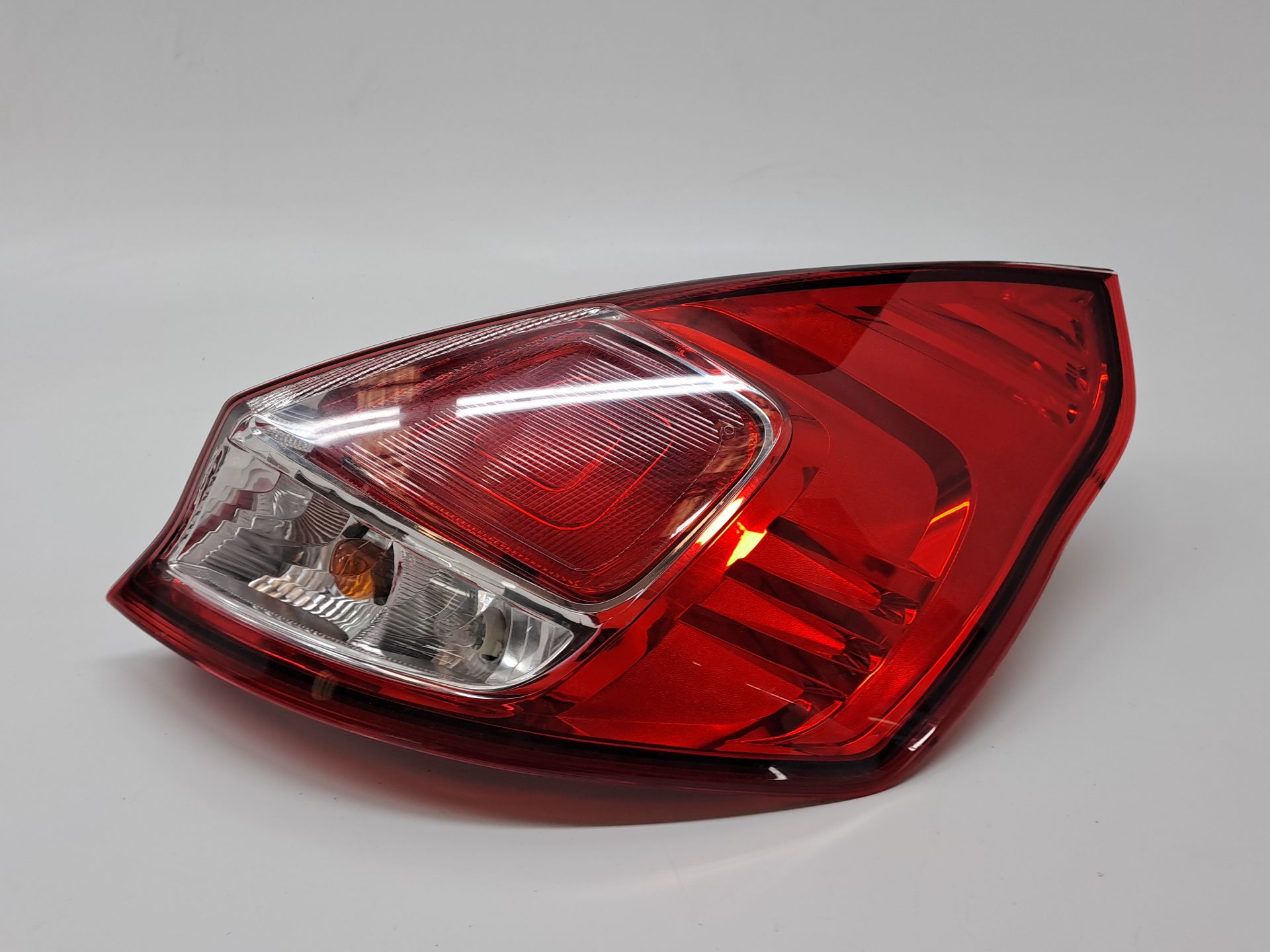 Farol traseiro direito FORD FIESTA (CB1)