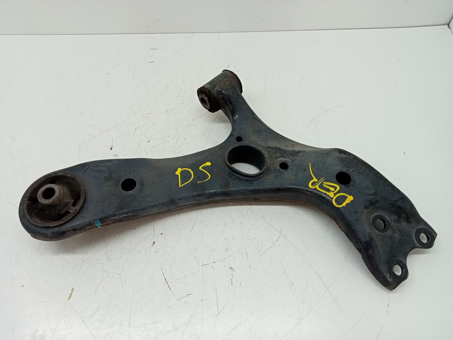Front Right Lower Control Arm TOYOTA AURIS