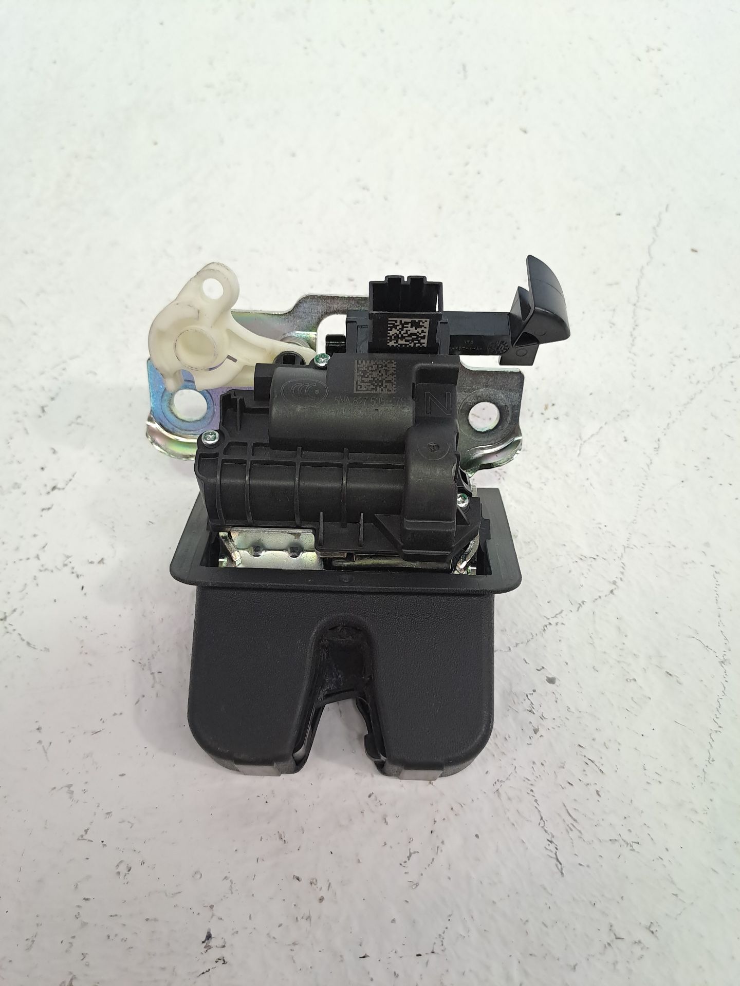 Boot/Tailgate lock VOLKSWAGEN TIGUAN (AX1)
