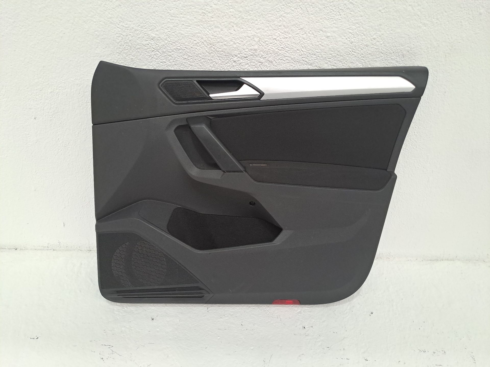Front Right Door Trim Panel VOLKSWAGEN TIGUAN (AX1)