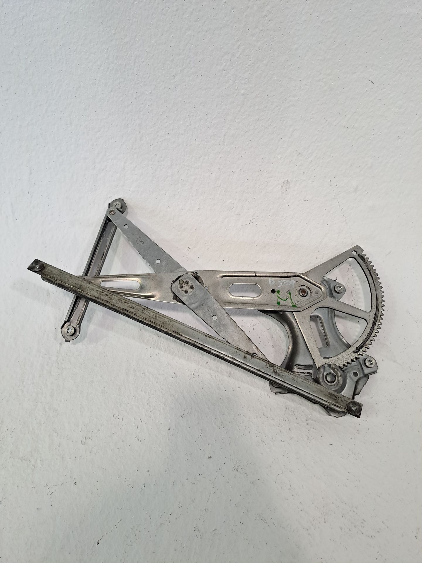 Front left window regulator TOYOTA PRIUS (NHW30)