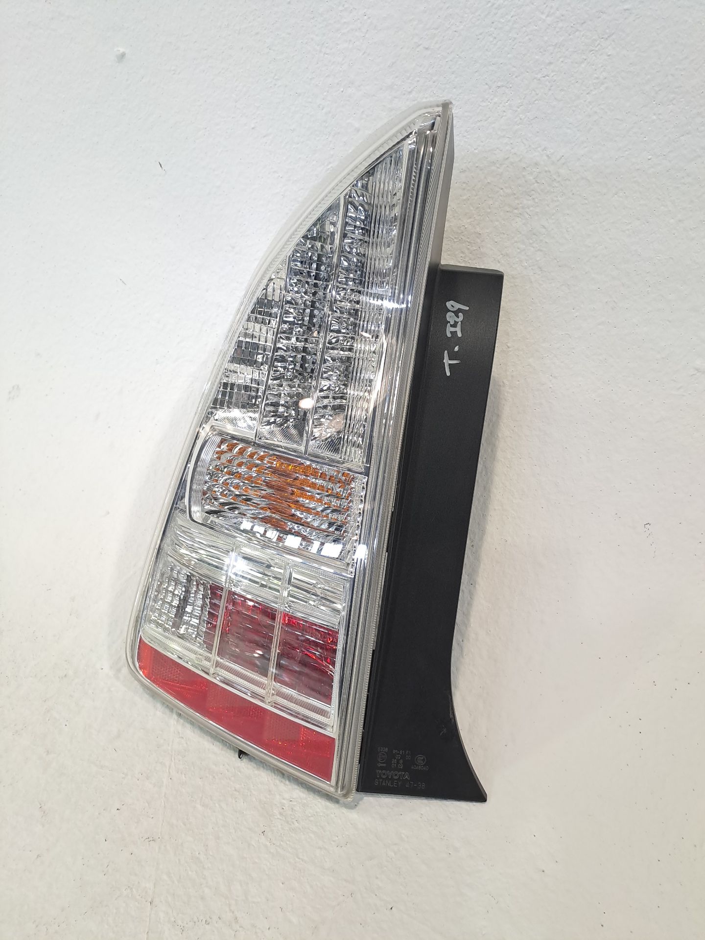 Feu arrière gauche TOYOTA PRIUS (NHW30)