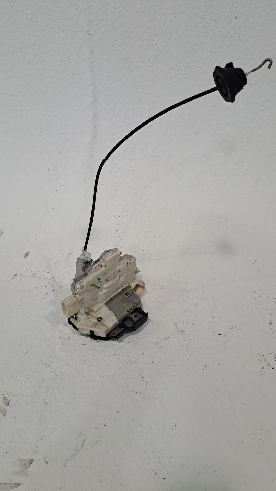 Front left door lock AUDI A4 AVANT (8E)