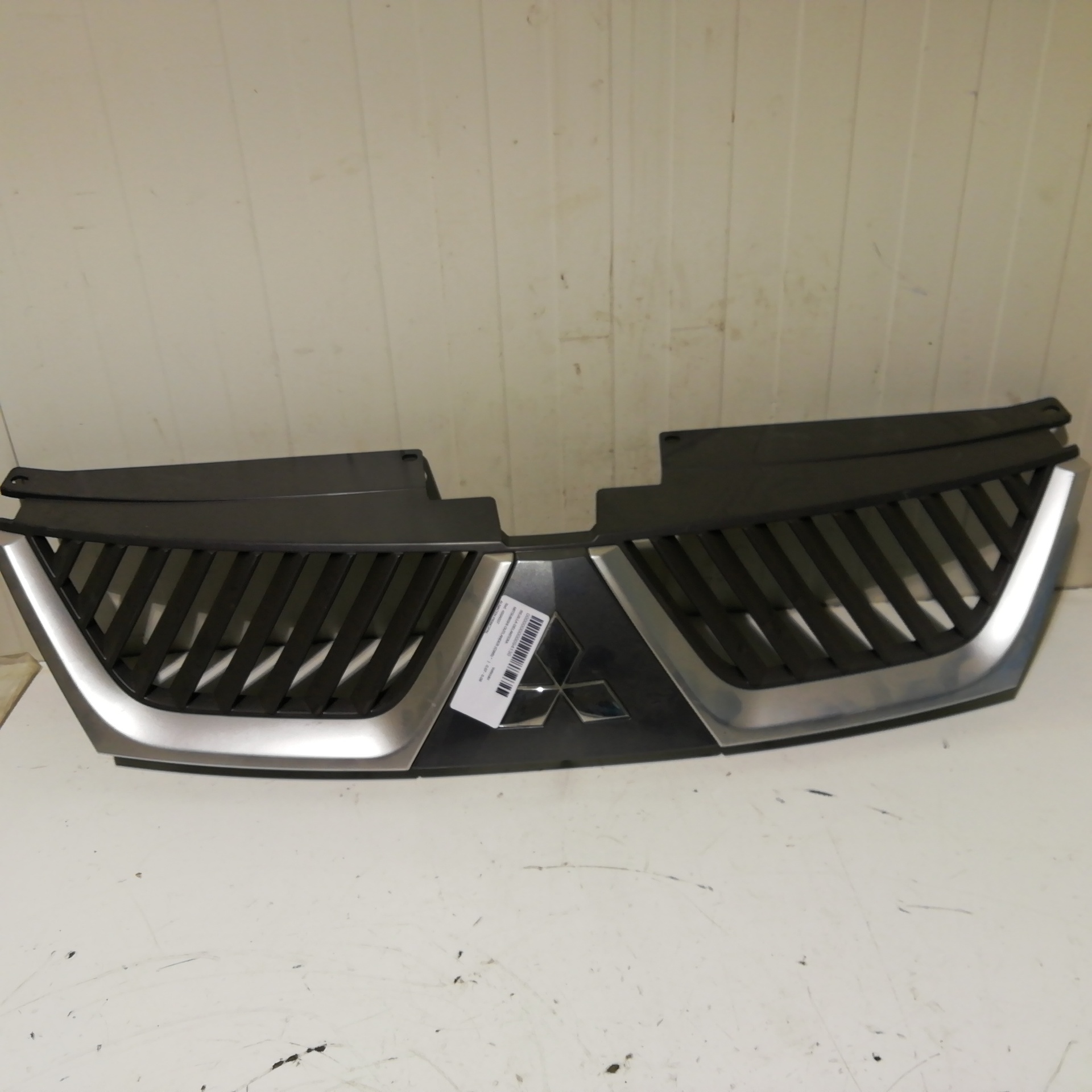 Front Grille MITSUBISHI CARISMA BERLINA 4 (DA0)