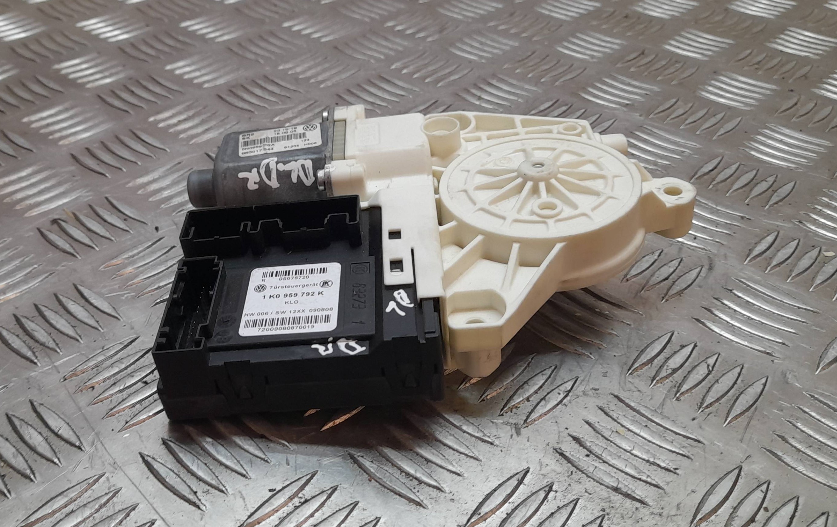 Fensterheber-Motor vorne rechts VOLKSWAGEN TIGUAN (5N1)