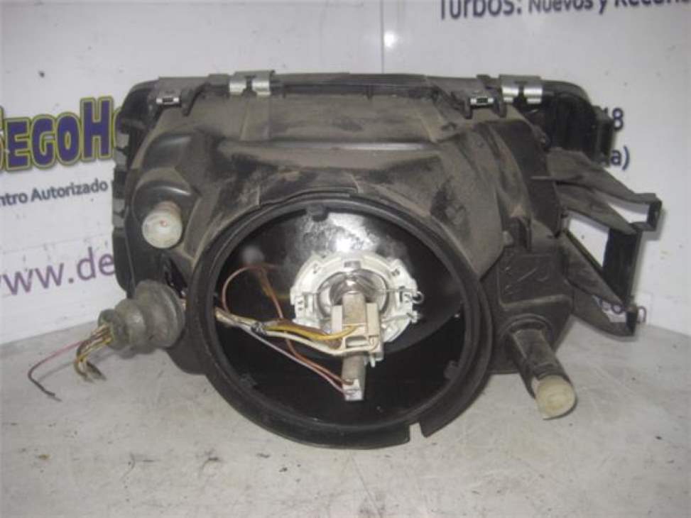 Right headlight AUDI 100 AVANT (445)
