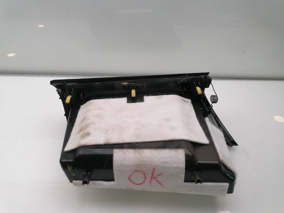Boîte à gants TOYOTA HILUX (GUN1)
