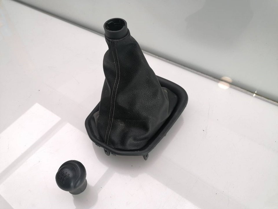 Garniture de levier de vitesses TOYOTA HILUX (GUN1)