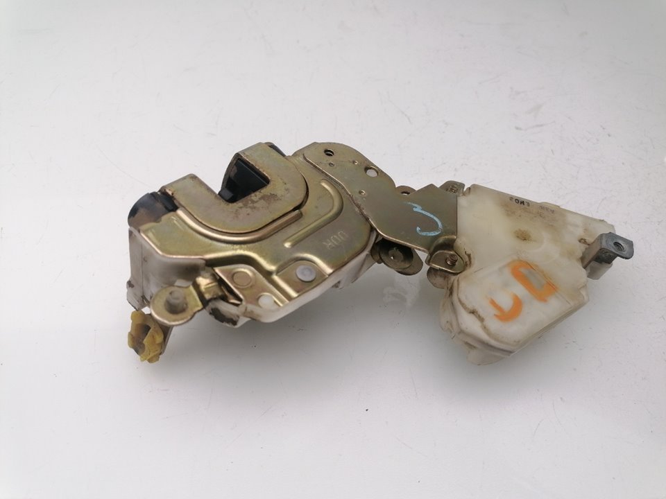 Fechadura da porta dianteira direita NISSAN TERRANO II (R20)