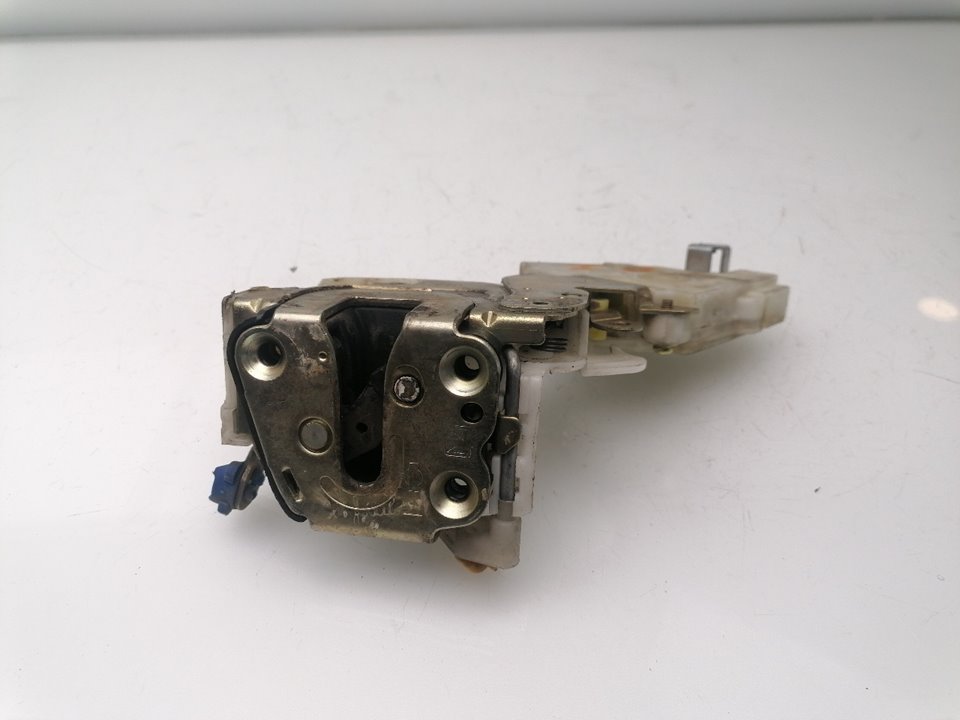 Fechadura da porta dianteira esquerda NISSAN TERRANO II (R20)