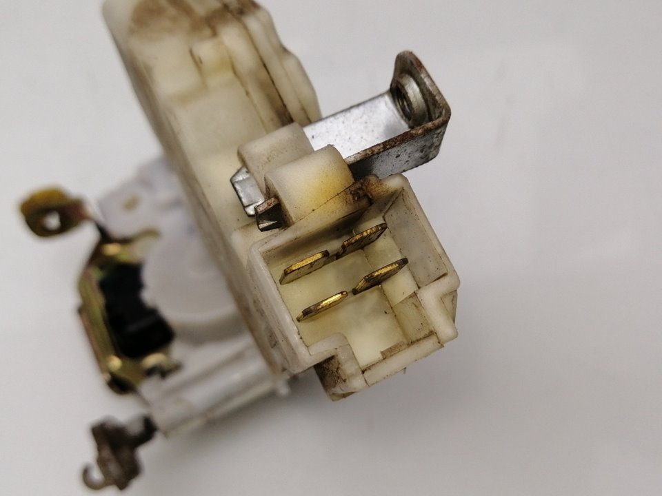 Fechadura da porta dianteira direita NISSAN TERRANO II (R20)