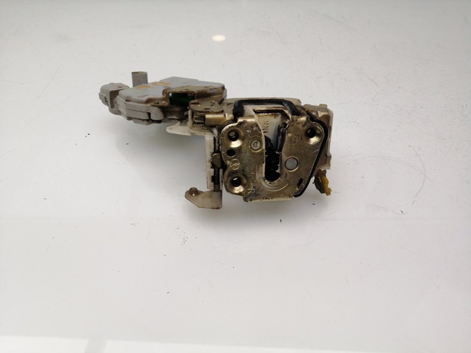 Fechadura da porta dianteira direita NISSAN TERRANO II (R20)
