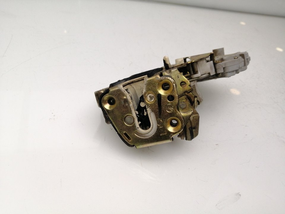 Fechadura da porta traseira esquerda NISSAN TERRANO II (R20)