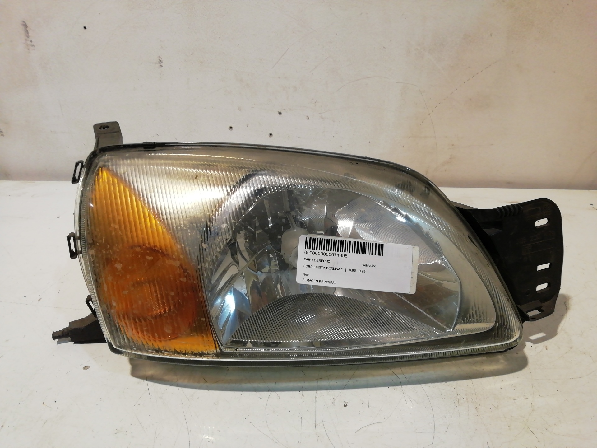 Right headlight FORD FIESTA BERLINA