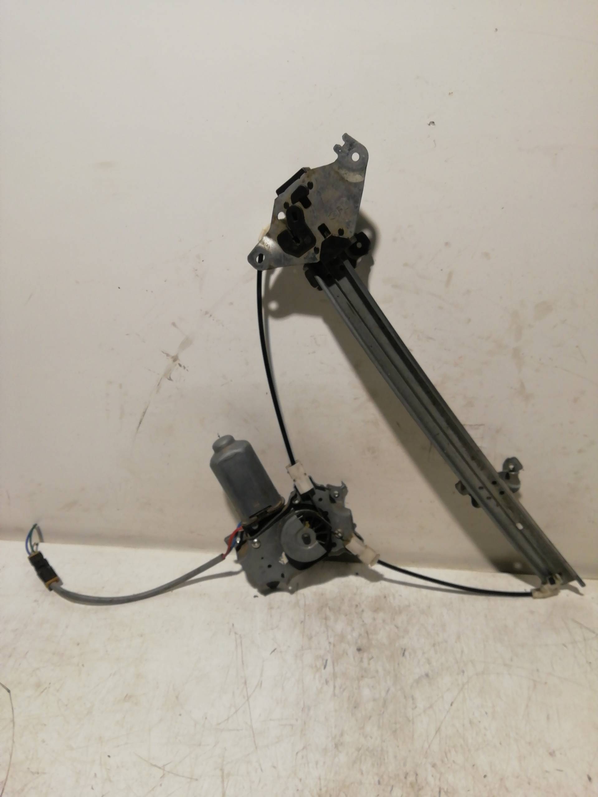 MOTOR ELEVALUNAS DELANTERO DERECHO NISSAN PRIMERA BERLINA (P11)